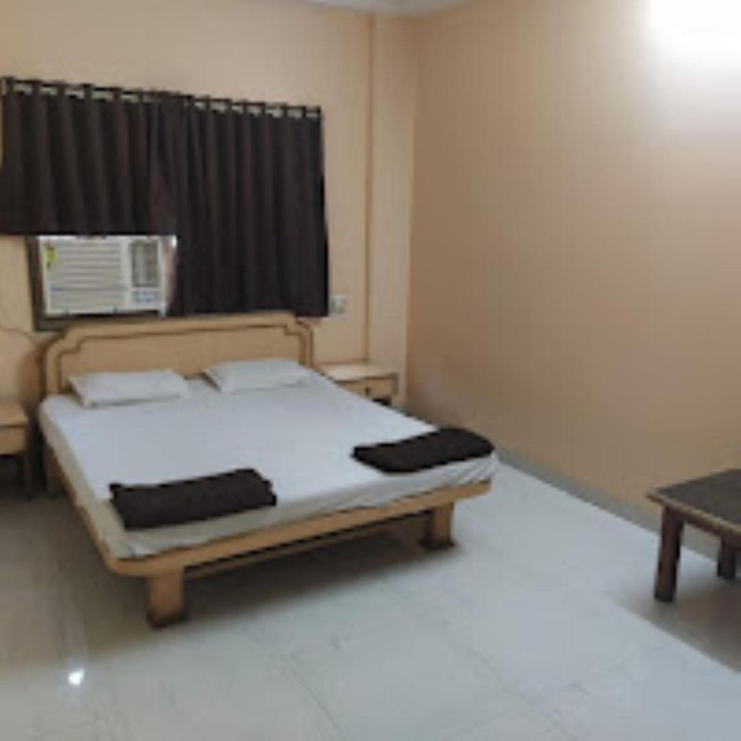 Hotel Pritam Palace , Dhule Buitenkant foto